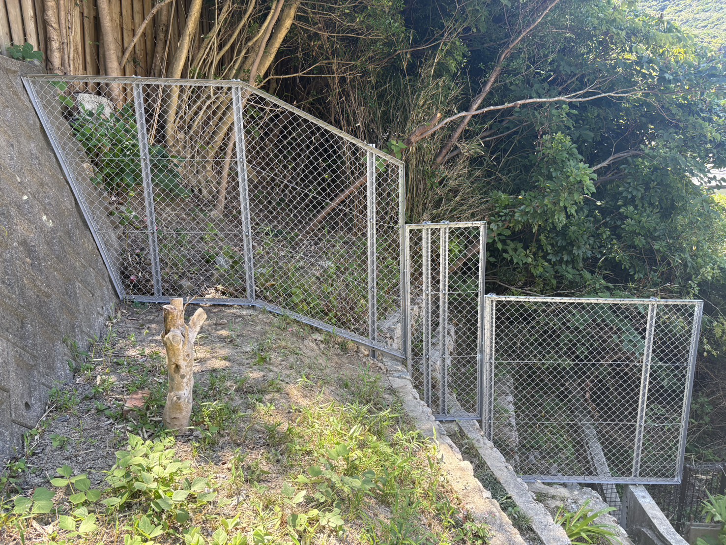 動物よけフェンス工事の施工写真